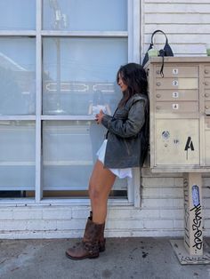 Biker Boots Fall 2023, Riding Boots Outfit Summer, Leather Boots Women Outfits, Brown Moto Boots Outfit, Moto Boot Outfit, Brown Biker Boots Outfit, Low Boots Outfit, Buckle Boots Outfit, Fall Cowgirl Outfits