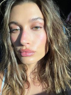 Hailey Bieber Nose, Hailey Bieber Lips, Hailey Bieber Skin, Maquillaje Glowy, Strawberry Makeup, Current Aesthetic, Rhode Skin, Hailey Rhode, Makeup Artist Tips