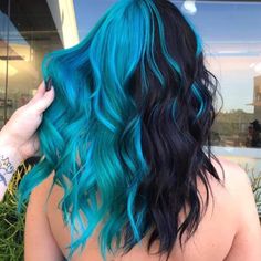 Blue And Black Hair, Two Color Hair, Half And Half Hair, Split Dyed Hair, Hair Dye Ideas, Cute Hair Colors, Hair Color Streaks, Hair Streaks, Dyed Hair Inspiration