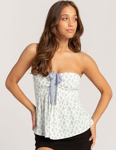 Rsq Ribbon Flyway Tube Top. Crafted With Lightweight Fabric Adorned With An Enchanting Floral Print, This Tube Top Offers A Whimsical And Feminine Look That's Perfect For Warm Days. Featuring Cinched Detailing At The Center Chest And Ribbon Detailing. Partially Open Front. Strapless Design. 100% Polyester. Hand Wash. Imported. Model Is Wearing A Size Small Model Measurements:height: 5'7" Bust: 32"waist: 25"hips: 36" Flannel Sweatshirt, Girls Blouse, Open Knit Sweater, Strapless Tops, Metallic Dress, Cute Simple Outfits, Sweaters And Jeans, Feminine Look, Women Trends