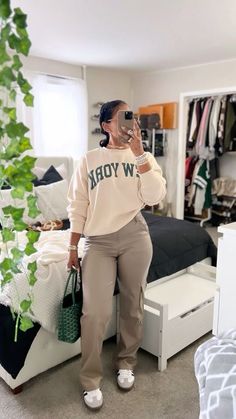 Door Knocking Outfit, Causal Outfits With Jeans, Casual Fall And Winter Outfits, Comfy Chic Work Outfits, Streetwear Fashion Women Curvy, Sweatshirt Teacher Outfit, Street Wear Business Casual, Chill Work Outfits Black Women, Sweatshirt And Button Up Outfit