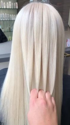 Cool Platinum Blonde Hair, Long Bleach Blonde Hair, Blond White Hair, White Platinum Blonde Hair, Nordic Blonde Hair, Light Blonde Hair Color Ideas, Blonde White Hair, Long Platinum Blonde Hair, Bleach Hair Ideas