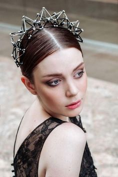 Luxury Avant-garde Headpieces, Luxury Women's Costume Headpieces, Greek Plays, Contemporary Jewellery Necklace, Art Deco Accessories, Geometric Hair, Avant Garde Jewelry, Crystal Crown, Head Accessories