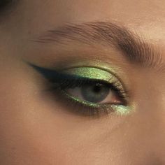 Green Alien Eye Makeup, Green Halloween Eye Makeup, Fairy Core Makeup Green, Forest Eye Makeup, Green Fairy Makeup Halloween, Forest Elf Makeup Look, Tinkerbell Eye Makeup, Tinker Bell Makeup Looks, Alien Makeup Looks Easy