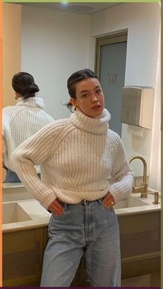 White Knit Turtleneck Outfit, White Roll Neck Outfit, How To Style A High Neck Sweater, Turtle Neck Jumper Outfit, Beige Turtleneck Sweater Outfit, Highnecksweater Outfits, Chunky Turtleneck Outfit, White Turtleneck Sweater Outfit, Turtle Neck Sweater Outfits