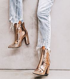 a little distressed, a little metallic. Mode Shoes, Pastel Outfit, Chunky Heel Pumps, Gold Aesthetic, Hot Heels, Gold Shoes, Crazy Shoes, Shoe Lover, Look Casual