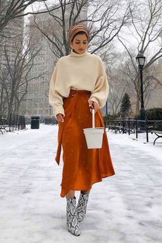 Winter Maxi Dress Outfit, Semi Formal Mujer, Turban Fashion, Minimal Stil, Winter Hijab, Snow Outfits, Oversized Sweater Outfit, Giovanna Battaglia, Deep Autumn