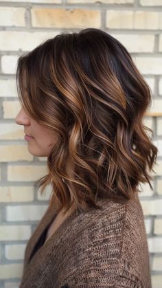 Fall Hair Color For Brunettes Balayage Caramel Chocolate Brown, Short Hair Caramel Highlights, Caramel Balayage On Dark Brown Hair, Medium Length Fall Hair Color, Warm Caramel Hair, Fall 2024 Hair Trends, Short Fall Hair, Dark Caramel Balayage, Caramel Hair Color Ideas