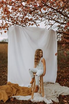 Backdrops Outside Photoshoot, Fall Family Photos Mini Sessions, Portrait Props Ideas, Fall Sessions Photography, Outdoor Photography Backdrops, Egg Chair Fall Photoshoot, Fall Mini Ideas Photography, Fall Session Setup, Mini Shoots Ideas