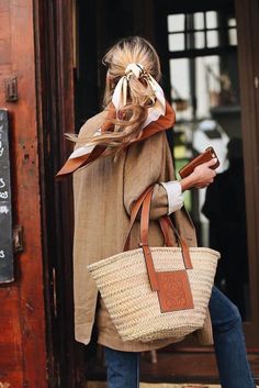 Style Parisienne, Paris Mode, Hair Scarf, Basket Bag, Crochet Bags, Mode Vintage, Mode Inspiration