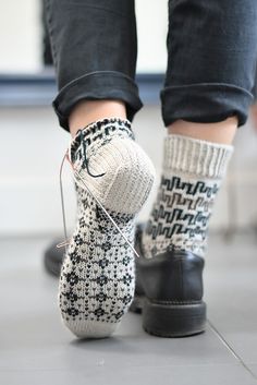 Ravelry: London Memories Socks pattern by Zanete Knits Colorwork Knitting Patterns, Mitten Pattern, Socks Knitting Pattern, Knitted Slippers Pattern, Socks Knitting, Work Flats, Colorwork Knitting, Sock Knitting, Socks Pattern