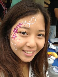 Flower Face Painting Ideas, Beginner Face Painting Ideas, Face Paint Ideas Flowers, Face Painting Ideas For Teens, Face Painting Designs For Adults, Face Painting Simple, Small Face Painting Ideas, Flowers Face Painting