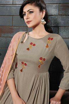 Rayon Frock Design, Plain Kurti Designs, Dupatta Collection, Kurti Dupatta, Dresses Plain, Plain Kurti, Indian Kurti Designs, Stylish Kurtis Design, Designer Kurti Patterns