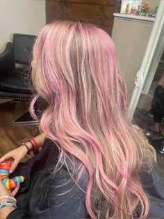 Dark Blonde With Pink Highlights, Hai Color, Pink Halo Hair Blonde, Neapolitan Hair, Blonde Hair With Pink Highlights, Pink Blonde, Pink Halo, Pink Blonde Hair, Highlights Ideas