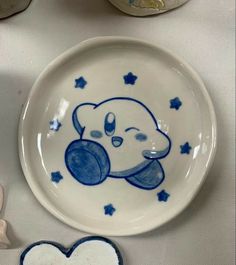 a plate with an image of a teddy bear on it next to two cookie cutters