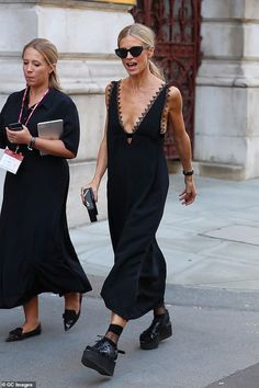 Laura Bailey, Walking Down The Street, Black Slip Dress, Looks Street Style, Mode Inspo, Black Slip Ons, Mode Inspiration, Black Dresses