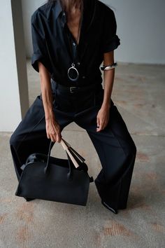 Silver Trousers Outfits, Silver Trousers, Mode Dress, Minimalism Style, Minimalist Bag, City Outfits, Street Style Trends, Casual Work Outfits, All Black Outfit