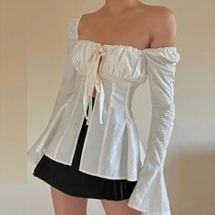 45700393369817|45700393402585|45700393435353|45700393468121 Classic White Shirt, Chic Shirts, Pleated Tops, Flare Long Sleeve, White Shirts Women, Knot Dress, Trik Fotografi, Elegant Blouses, Wide Pants