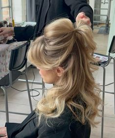 Matilda Djerf Hair, Hairstyle Examples, Hair Techniques, Honey Blonde Hair, Matilda Djerf, Ribbon Hairstyle, Blowout Hair