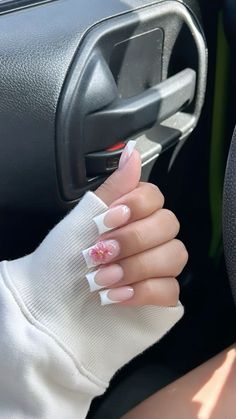 3d Flower Nails With French Tip, Acrylic Nail Set Ideas Simple, French Tip With One Nail Different, Short French Tip With 3d Flower, Nail Inspo Square Flower, Classic Short Square Nails, Cute Simple Square Acrylic Nails, Latina Square Nails, French With 3d Flower Nails