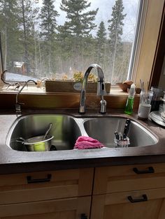 the kitchen sink is clean and ready to be used for cleaning up in the winter