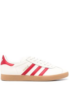 light beige/red calf leather panelled design round toe logo-print tongue embossed logo to the side signature 3-Stripes logo contrasting branded heel counter branded insole flat rubber sole front lace-up fastening Adidas Gazelle, Embossed Logo, Light Beige, Leather Sneakers, Logo Print, Calf Leather, Peru, Rubber Sole, Stripes