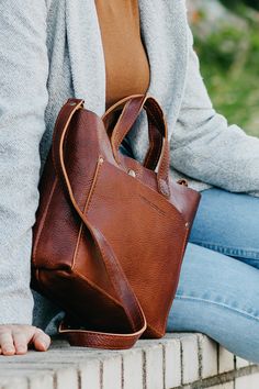 Handmade Leather Tote Bag, Brown Turtleneck, Handmade Leather Tote, Outfit Blazer, Blazer Outfits Casual, Turtleneck Outfit, Brown Crossbody Bag, Jeans Outfit Casual, Brown Purse