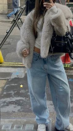 city girl, fur coat outfit, jeans outfit, vintage, retro, streetwear, style, fashion, white gest, black handbag, white trainers, street fashion Winter Inspo Outfits Fall Street Styles, How To Style Fur Coat, Levi’s Denim Jacket Outfit, Autumn Outfits Streetwear, Aw24 Outfits, Black Fur Coat Outfit, Fur Jacket Outfit, Look Kylie Jenner