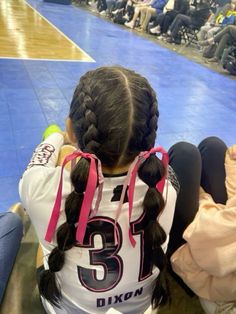 Cute Flag Football Hairstyles, Cute Hairstyles For Football Games Cheer Hair, Hair Ideas For Softball, Haïr Style For Volleyball, Powderpuff Football Hair Ideas, Cute Hairstyles Volleyball, Volleyball Hair Braids, Braids Hairstyles Sports, Volleyball Hairstyles With Bow