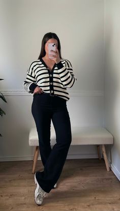 Le Cardigan Col V Rayé Blanc et Noir – Inayt collection Striped Cardigan Outfit, Stripe Cardigan Outfit, Cardigan Outfit Work, White Cardigan Outfit, Ootd Cardigan, Black And White Cardigans, Cardigan Knitted, V Ray, Cardigan Outfits