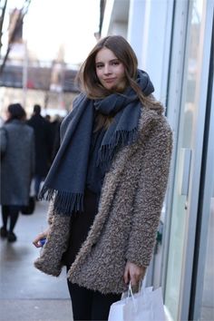 Tilda bundled up on street in NYC. #TildaLindstam #Offduty Model Outfits, Super Ideas, Street Chic, Fashion Model