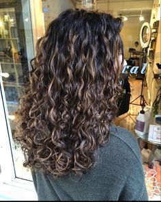 Wavy Hair 2023 Trends, Brown Hair Inspo Curly, Highlights Brown Hair Curly Wavy, Natural Curly Hair With Balayage, Balayage For Dark Curly Hair, Hair Color Ideas For Brown Curly Hair, Highlights For Dark Brown Wavy Hair, Light Brown Permed Hair, Curly Hair Balayage Dark Brown