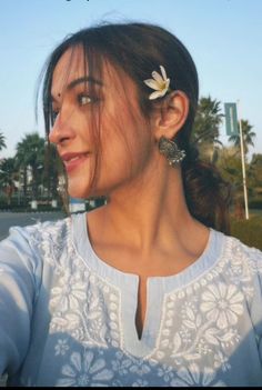 Insta Photo Ideas Traditional, Kurthi Poses For Women, Kurti Selfie Poses Aesthetic, Selfie Poses In Traditional Outfit, Poses In Kurti For Instagram Aesthetic, Kritika Core, Kurti Asthetic Poses, Kurti Photo Ideas, Desi Poses For Pictures Instagram