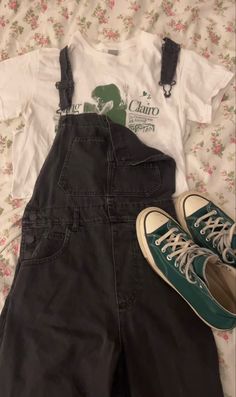 outfit idea clairo outfit inspiration taylor swift gracie abrams My Aesthetic Clothes, Characters Who Wear Overalls, Overalls Aesthetic Outfit, Black Overall Outfit, Vintage Aesthetic Style, Black Overalls Outfit, Fest Outfits, Overall Outfit, Downtown Outfits