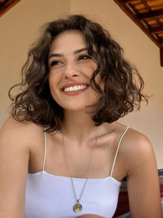 #cabelocurto #chanel #curtonatural #cabelocurtonatural #onduladas2abc #ondulado #curtinho #longbobhair #bobcut 2c Bob, One Length Hair, Short Permed Hair, Haircuts Blonde, Short Natural Hair, Wavy Bob Haircuts, Cortes De Cabello