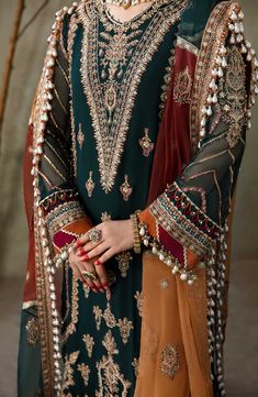 Hand Work Dupatta Design, Hand Work Dupatta, Style Guru, Pakistani Fashion Party Wear, Beautiful Pakistani Dresses, Dress Design Patterns, Simple Pakistani Dresses, Designer Dresses Casual