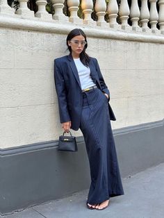 Navy Blue Hijab Outfit, Striped Blazer Outfit, Woman Suit, Vintage Suit, Casual Chique, Mode Jeans, Mein Style, Outfit Look, Fashion Mistakes