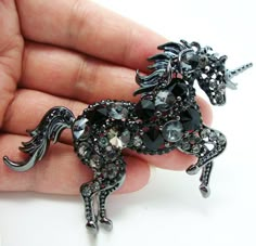 Pas cher Unique élégant noir licorne cheval Art Nouveau strass cristal broche pendentif, Acheter Broches de qualité directement des fournisseurs de Chine: Condition: Nouveau sans étiquettes: Un article tout neuf, inutilisé, et non usé (y compris les articles faits à) Qu Horse Brooch, Black Unicorn, Unicorn Horse, Unicorn Art, Magical Moments, Jewelry Fashion Trends, Pin Pendant, Beaded Animals