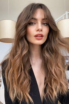 corte de cabelo - franja - 70s fringe - cabelo longo - cabelo ondulado - tendencia de cabelo - cabelo médio - corte de cabelo médio - french bob Trendy Haircuts, Long Wavy Hair, Aesthetic Hair, Balayage Hair