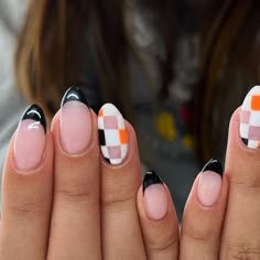 Almond Nails Designs October, Nails Fall Halloween, Cute Nail Ideas For Halloween, Orange And Black Checkered Nails, Black Nails October, Halloween Nails Checkered, Halloween Round Nails, Two Tone Nail Art, Halloween Simple Nail Designs