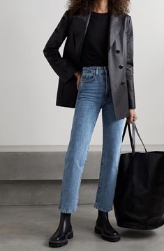 Pocket Placement, Look Jean, Minimal Outfit, Black Chelsea Boots, Mode Inspo, Winter Fashion Outfits, Classic Blue, Looks Vintage