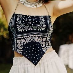 Halterneck Chain Detail Paisley Bandana Top Color: Navy Bleu Length:Crop Details: Backless, Asymmetrical, Chain, Tie Back Composition:100% Polyester Fabric:Slight Stretch Fit Type: Regular Material: Polyester