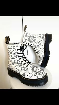 White Custom Boots, Painted Boots Diy Ideas, Painted Boots Diy, Painted Doc Martens, Aesthetic Clothes Grunge, Custom Shoes Diy, Look Rock, Painted Clothes