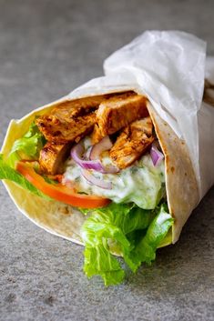 Chicken Wrap Recipe, Tzatziki Chicken, Grilled Chicken Wraps, Lemon Herb Chicken, Plats Healthy, Chicken Wrap Recipes, Easy Grilled Chicken, Wrap Recipe, Chicken Wrap