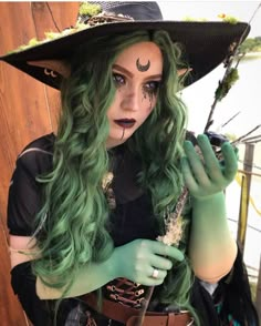 Swamp Witch Costume, Green Witch Aesthetic Outfit, Celtic Witch, Forest Witch Costume, Ren Faire Dress, Witch Elves, Green Witch Aesthetic, Witch Cosplay, Fairy Photoshoot