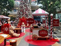 christmas decorations and teddy bears are on display in the mall