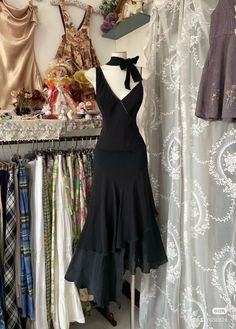 Black Fashion Dresses Classy, Long Black Dresses Casual, Sewing Party Dress, Elegant Vintage Outfits, Formal Black Attire, Dress Aesthetic Elegant, Formal Black Dresses, Grunge Dresses, Vintage Runway Fashion