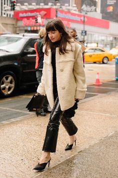 Best Fashion Week Street Style Fall 2018 - Fashionista Winter Street Style Outfits, Black Ribbed Turtleneck, Winter Street Style, Street Style Fall, Emmanuelle Alt, New York Fashion Week Street Style, Winter Street, Ribbed Turtleneck Sweater, Looks Street Style