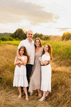 Family Of 4 Portrait Poses, Best Poses For Family Pictures, Four Family Photo Ideas, Posed Family Photos, Family Photos With Middle Schoolers, Posing Family Of 4 With Teens, Family Photos 2 Daughters, Poses For Individual Pictures, Family Of 4 Lifestyle Photography