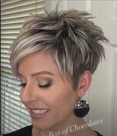 Dark Hair Pixie Haircut With Highlights, Short Dark Brown Hair With Caramel Highlights Pixie, Brunette Pixie With Blonde Highlights, Women's Short Haircuts, Dark Brown Pixie With Highlights, Dark Base With Blonde Highlights Short Hair, Edgy Short Haircuts, Chic Short Haircuts, Make Hair Grow